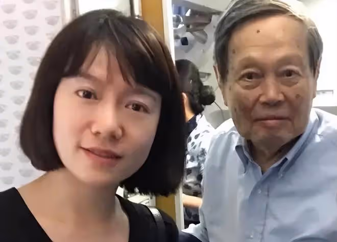 101歲楊振寧罕露面!被曝飛機上與翁帆「調情」,同框照似祖孫