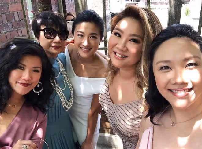 鄭欣宜:露面後的狀態,證明了經紀公司說的沒錯,確實是在療傷中