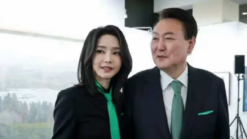 韓國第一夫人：51歲不生孩子，少女身材矽膠臉，總愛搶老公風頭