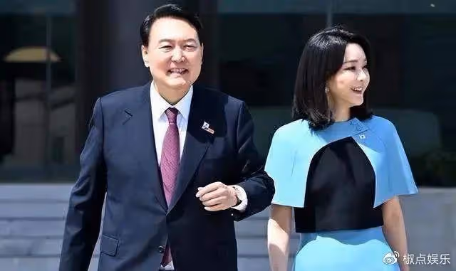 韓國第一夫人:51歲不生孩子,少女身材矽膠臉,總愛搶老公風頭