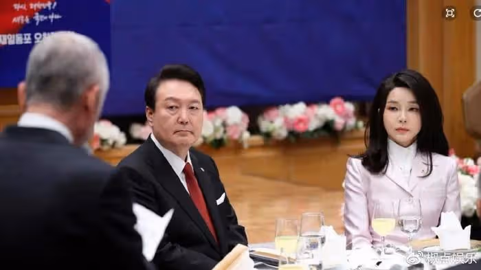 韓國第一夫人:51歲不生孩子,少女身材矽膠臉,總愛搶老公風頭