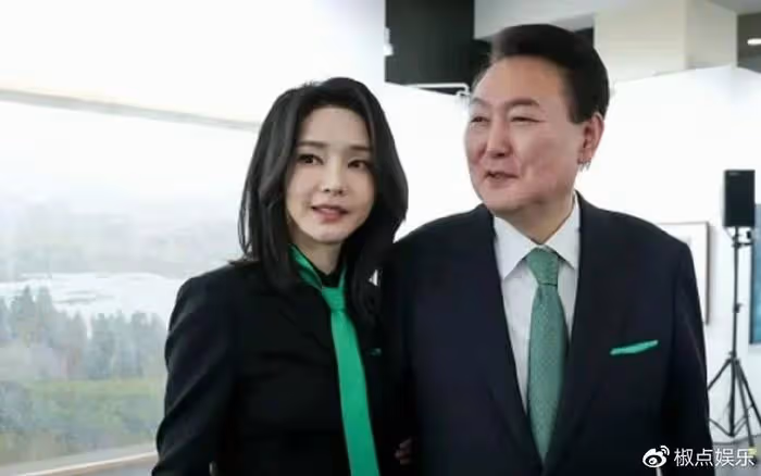 韓國第一夫人:51歲不生孩子,少女身材矽膠臉,總愛搶老公風頭