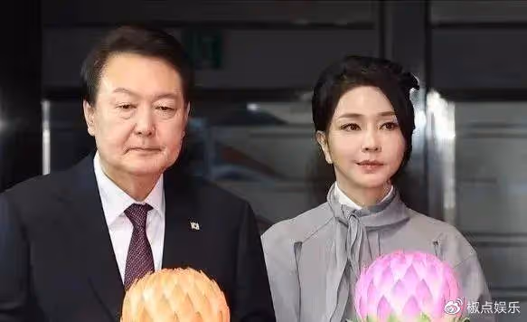 韓國第一夫人:51歲不生孩子,少女身材矽膠臉,總愛搶老公風頭