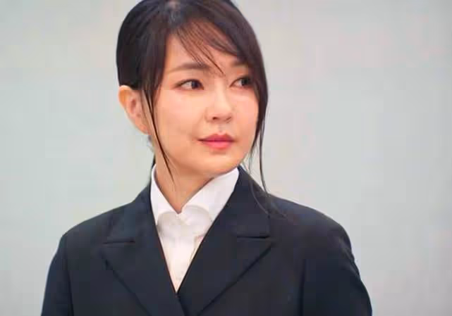 韓國第一夫人:51歲不生孩子,少女身材矽膠臉,總愛搶老公風頭