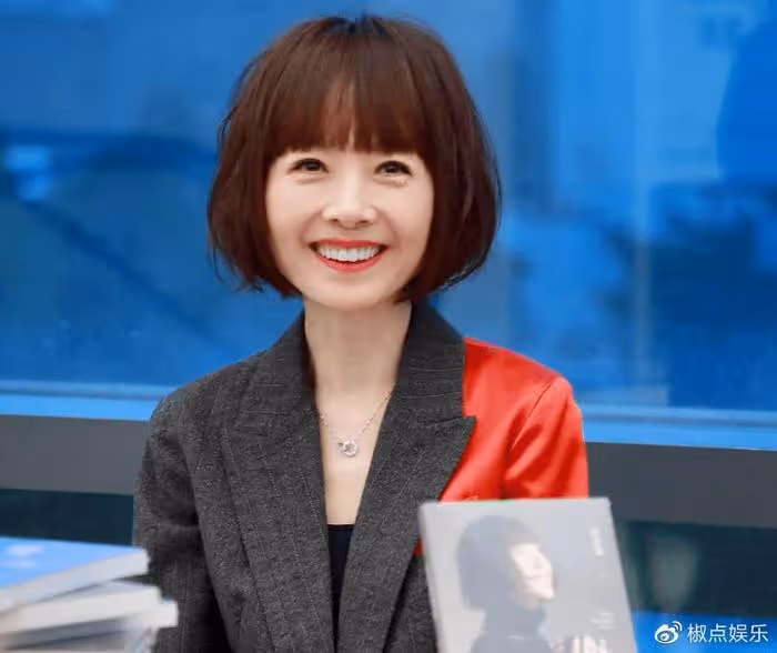 陳魯豫罕見現身義大利避暑！身材瘦成製片人惹爭議，並稱從不吃主食