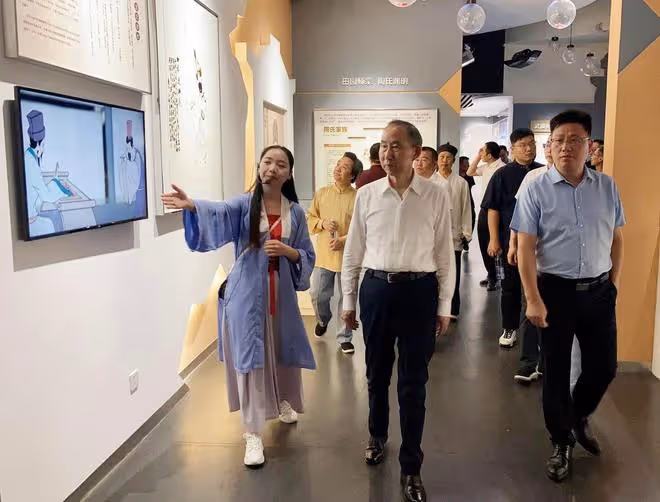 中國國際文化傳播中心執行主席龍宇翔到常德考察調研