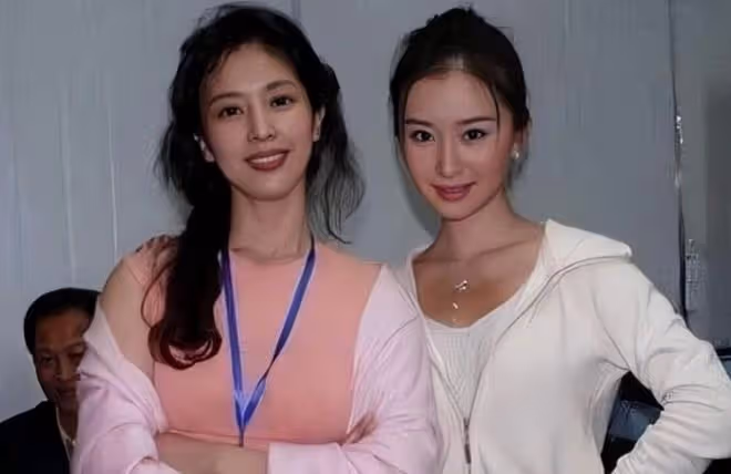 劉亦菲媽媽與異性吃飯被拍!氣質出塵好驚艷,2度離婚後單身多年