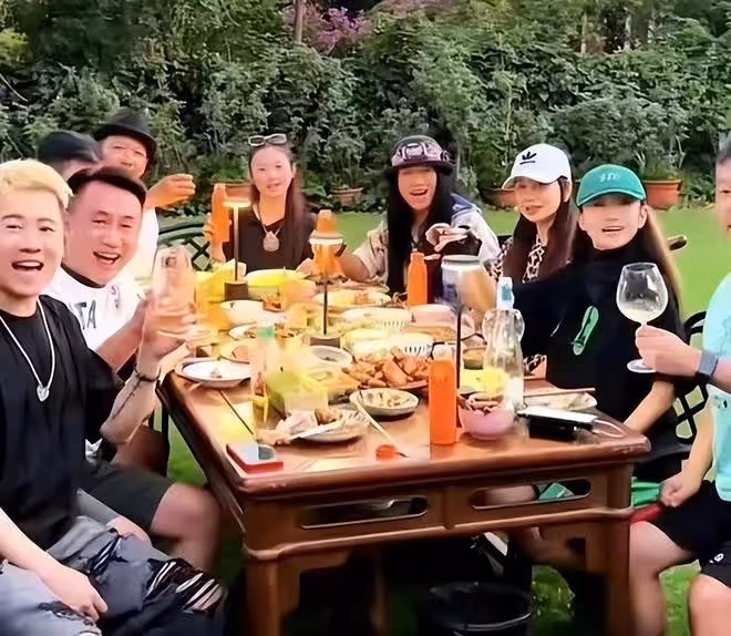 楊麗萍時隔五年與小彩旗共舞!後者變化大撞臉李念,淡圈久居國外