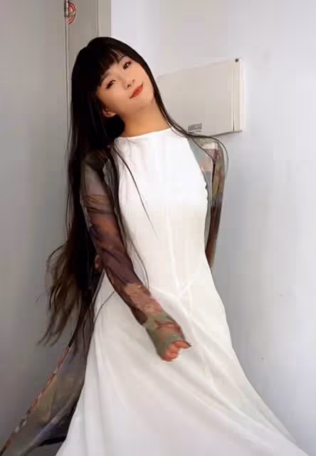 楊麗萍時隔五年與小彩旗共舞!後者變化大撞臉李念,淡圈久居國外
