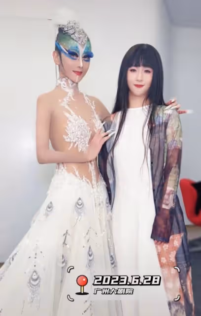 楊麗萍時隔五年與小彩旗共舞!後者變化大撞臉李念,淡圈久居國外