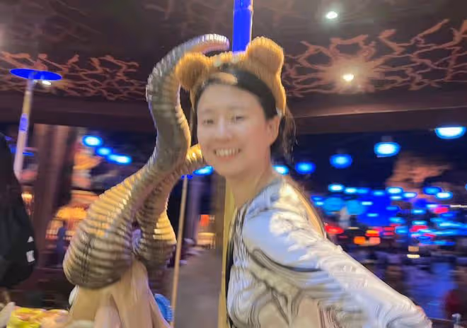 楊麗萍時隔五年與小彩旗共舞!後者變化大撞臉李念,淡圈久居國外