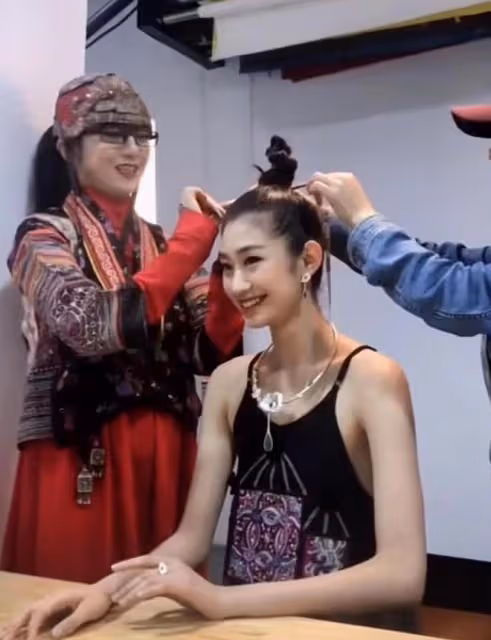 楊麗萍時隔五年與小彩旗共舞!後者變化大撞臉李念,淡圈久居國外
