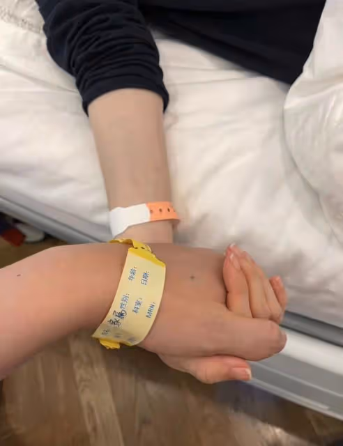 主持人沈濤喜得一子!激動陪產親剪臍帶,圈外妻子高顏值孩子像爸