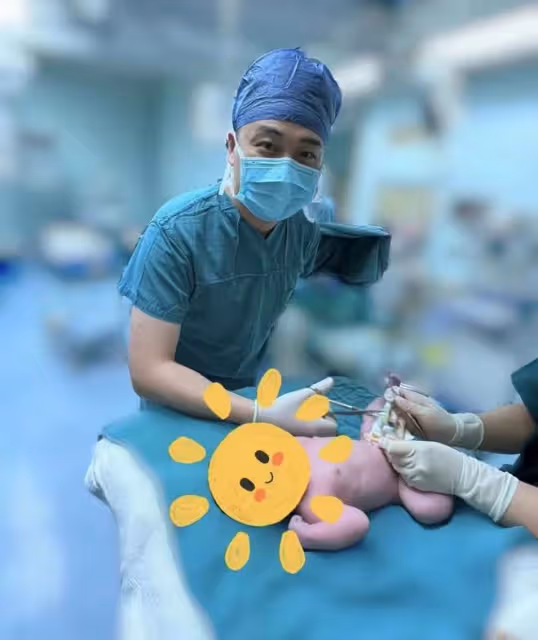主持人沈濤喜得一子!激動陪產親剪臍帶,圈外妻子高顏值孩子像爸