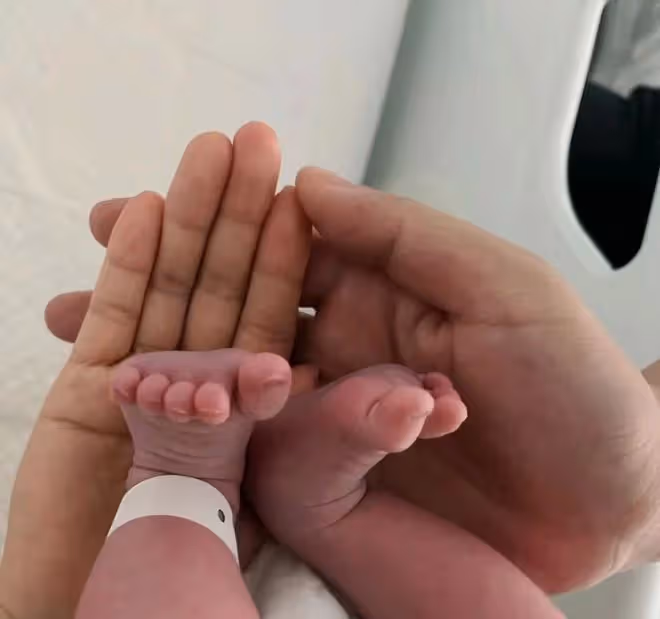 主持人沈濤喜得一子!激動陪產親剪臍帶,圈外妻子高顏值孩子像爸