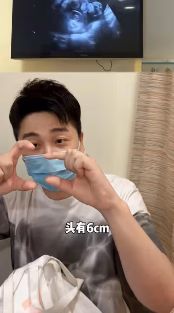 主持人沈濤喜得一子!激動陪產親剪臍帶,圈外妻子高顏值孩子像爸