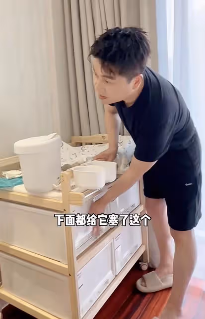 主持人沈濤喜得一子!激動陪產親剪臍帶,圈外妻子高顏值孩子像爸
