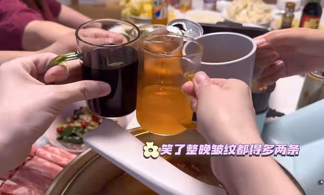 馬蓉參加王子珊畢業典禮,手捧花膚白貌美,兒女分開撫養已顯差距