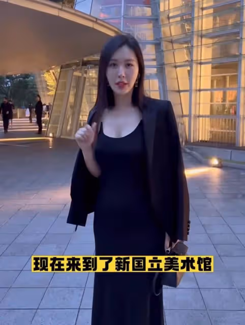 田朴珺背14萬愛馬仕看展,穿緊身裙被蔡國強摟腰,笑容拘謹顯侷促