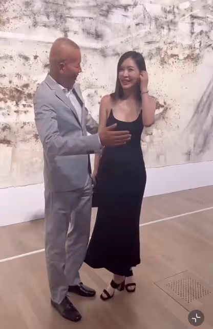 田朴珺背14萬愛馬仕看展,穿緊身裙被蔡國強摟腰,笑容拘謹顯侷促