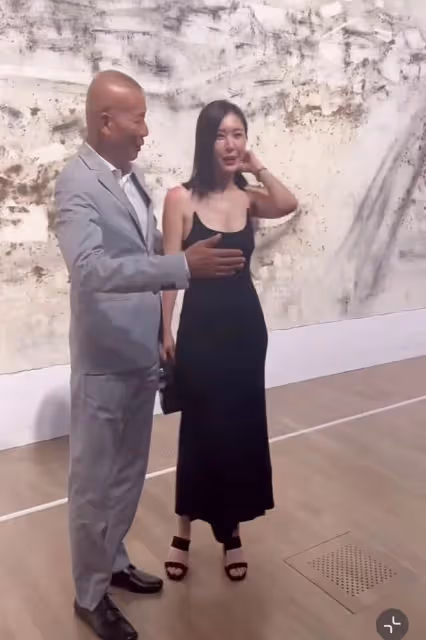 田朴珺背14萬愛馬仕看展,穿緊身裙被蔡國強摟腰,笑容拘謹顯侷促