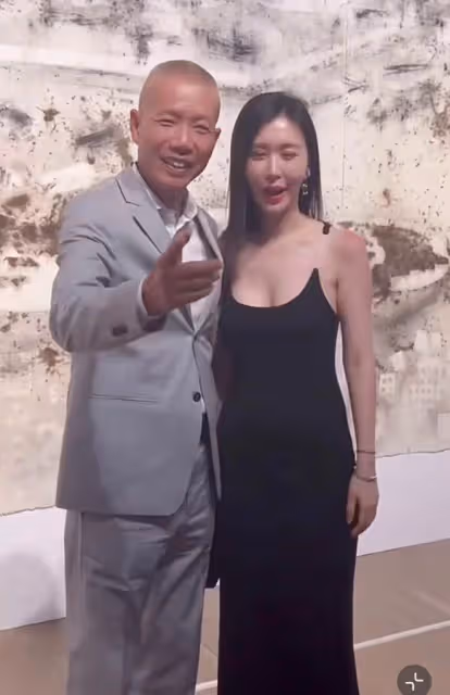 田朴珺背14萬愛馬仕看展,穿緊身裙被蔡國強摟腰,笑容拘謹顯侷促