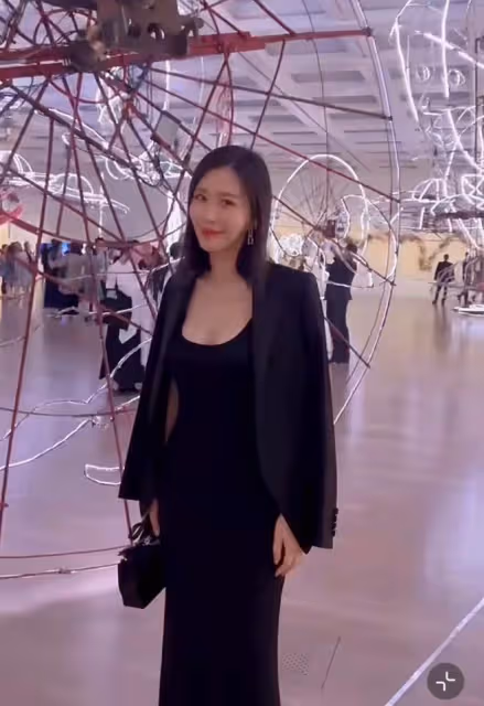 田朴珺背14萬愛馬仕看展,穿緊身裙被蔡國強摟腰,笑容拘謹顯侷促