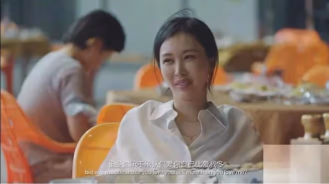 田朴珺背14萬愛馬仕看展,穿緊身裙被蔡國強摟腰,笑容拘謹顯侷促