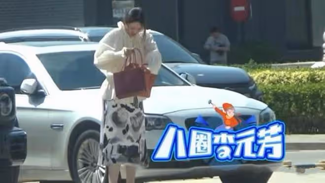 侯勇開百萬豪車載小20歲妻子,穿拖鞋不修邊幅,女方貌美背17萬包