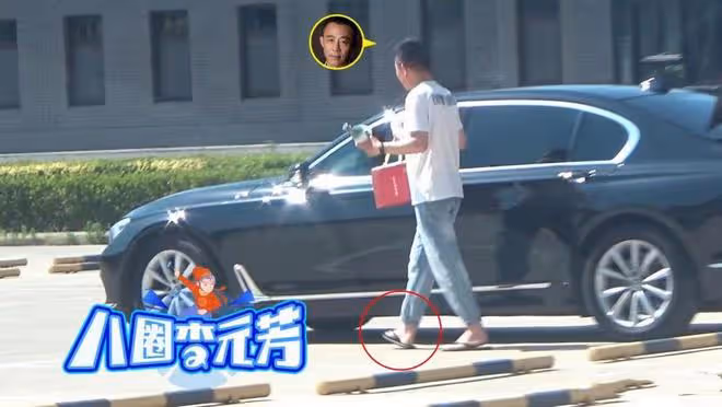 侯勇開百萬豪車載小20歲妻子,穿拖鞋不修邊幅,女方貌美背17萬包