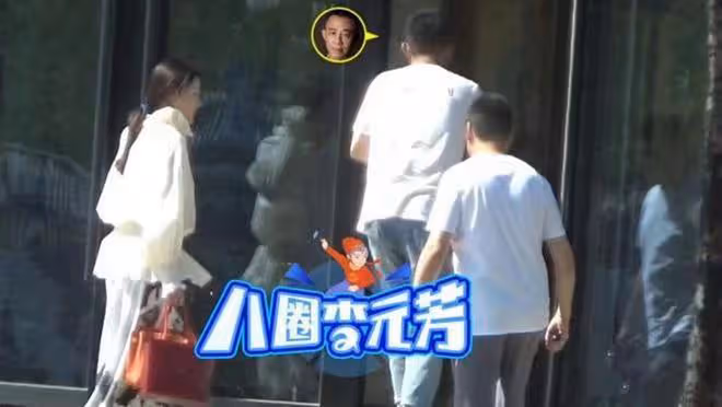 侯勇開百萬豪車載小20歲妻子,穿拖鞋不修邊幅,女方貌美背17萬包