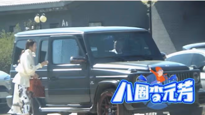 侯勇開百萬豪車載小20歲妻子,穿拖鞋不修邊幅,女方貌美背17萬包