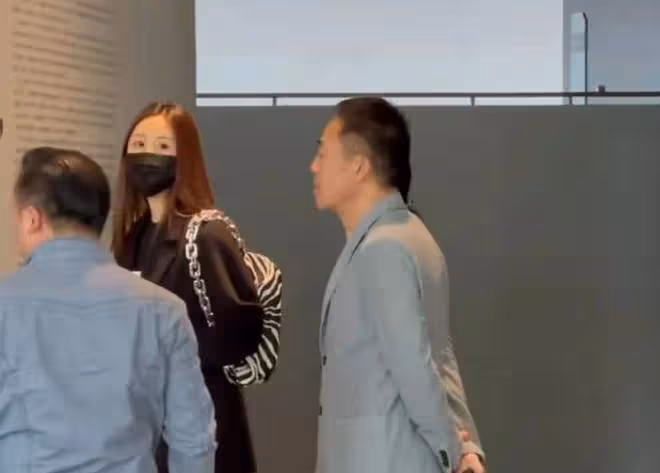 侯勇開百萬豪車載小20歲妻子,穿拖鞋不修邊幅,女方貌美背17萬包