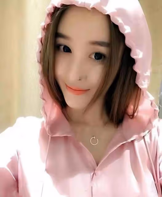 侯勇開百萬豪車載小20歲妻子，穿拖鞋不修邊幅，女方貌美背17萬包