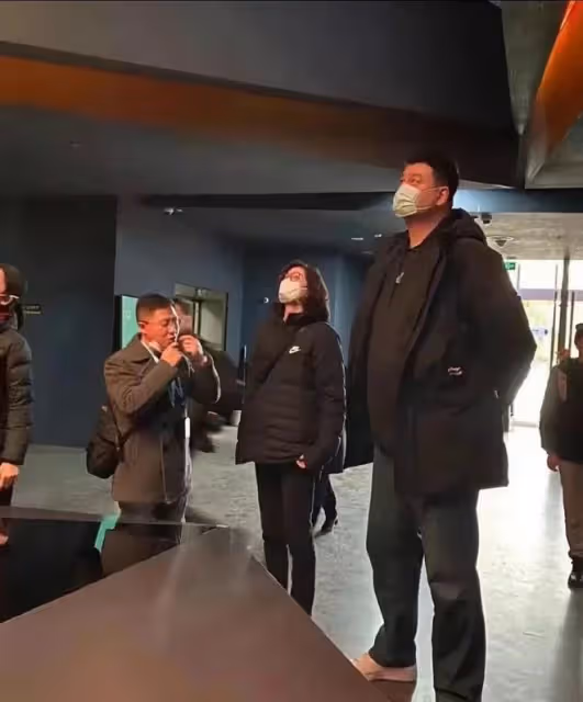網曝姚明體重失控身體變差，露面400斤塊頭大壯，愛妻葉莉很自責