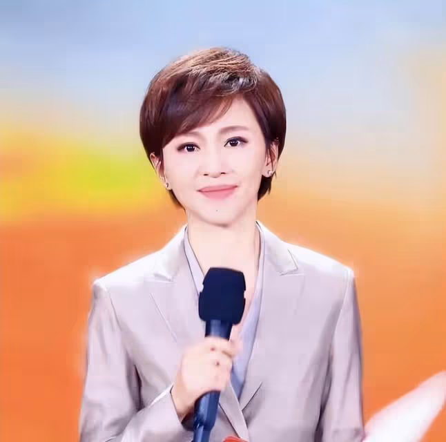 歐陽夏丹首回應離開央視變化,女人味越來越美,創業成功四處玩樂