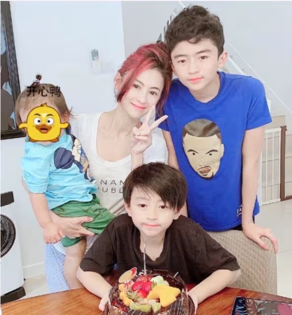 張柏芝張馨予同框比美,相差7歲看不出年齡,網友:張柏芝完勝