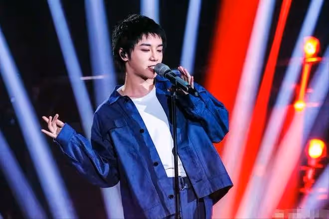 央視不再給華晨宇「留面子」,時代拋棄你的時候,連招呼都不會打