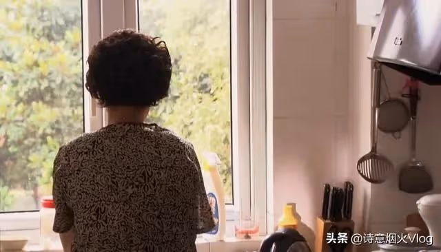 帶孫子8年,我「陽」了暈倒,兒媳看著都不管,我毅然搬走租房子