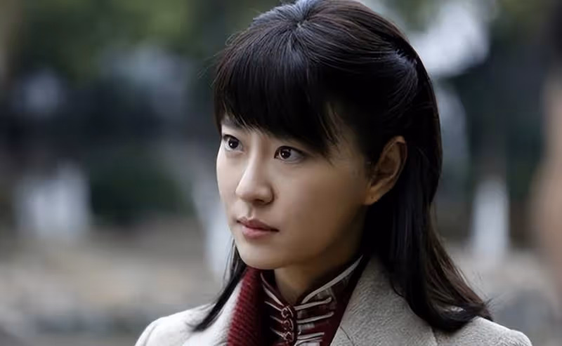 宋軼一改往日風格破尺度穿禮服險些走光,戀愛的女人的確更開放了