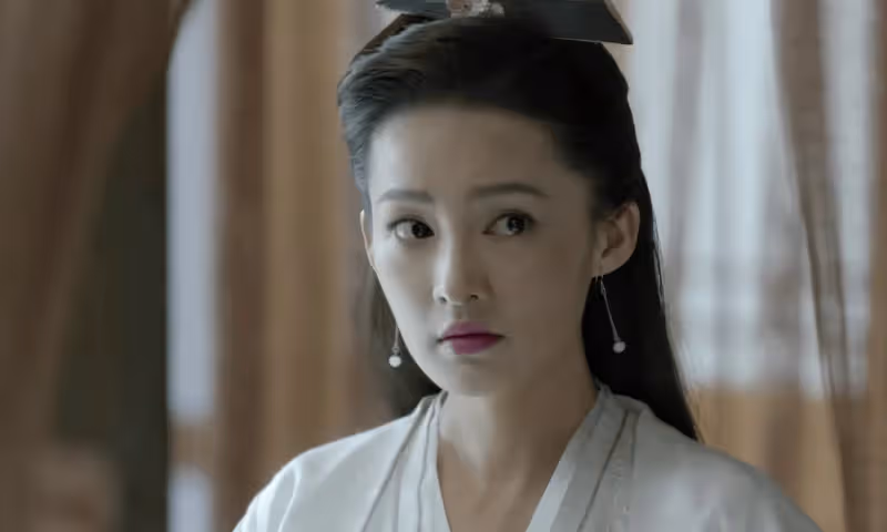 宋軼一改往日風格破尺度穿禮服險些走光,戀愛的女人的確更開放了