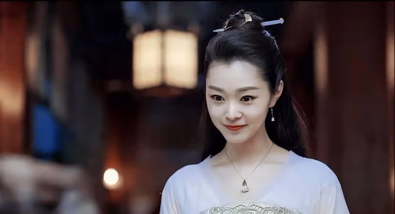 宋軼一改往日風格破尺度穿禮服險些走光,戀愛的女人的確更開放了