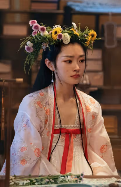 宋軼一改往日風格破尺度穿禮服險些走光,戀愛的女人的確更開放了