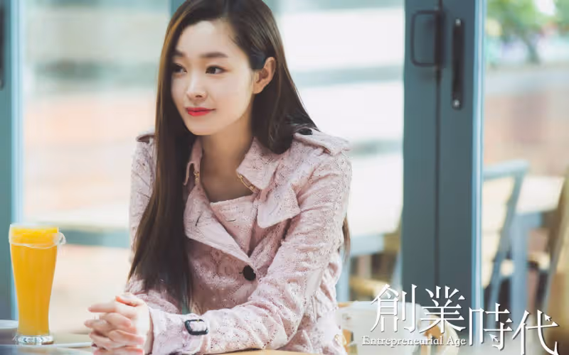 宋軼一改往日風格破尺度穿禮服險些走光,戀愛的女人的確更開放了