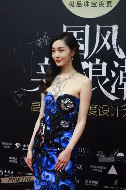 宋軼一改往日風格破尺度穿禮服險些走光,戀愛的女人的確更開放了