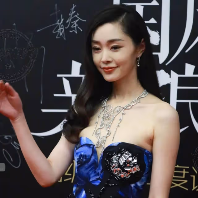 宋軼一改往日風格破尺度穿禮服險些走光,戀愛的女人的確更開放了
