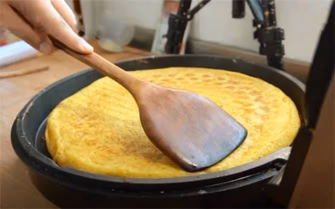 南瓜夏天新做法,1勺白糖3勺麵粉,鬆軟香甜不粘牙,5個不夠吃