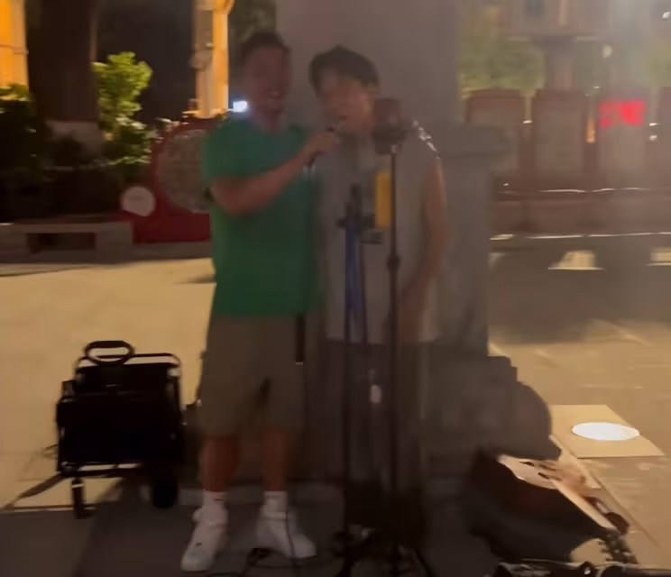 劉浩龍街頭賣唱無人識,十元一首仍無人問津,容祖兒為其痴情6年