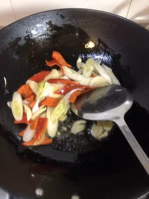 深得老媽真傳的                   爆炒黑魚片