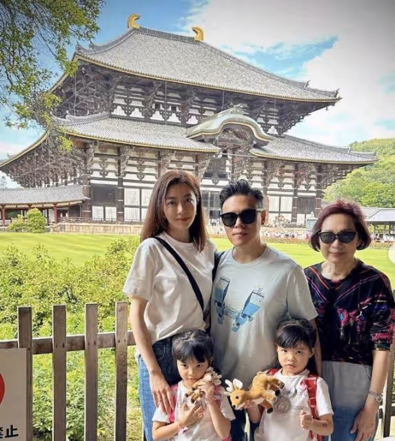 知名模特曬家人旅行照!5歲雙胞胎女兒越長越美,豪門婆婆搶鏡